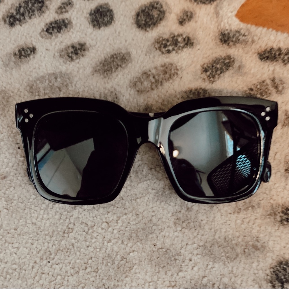 UO OVERSIZED SUNNIES